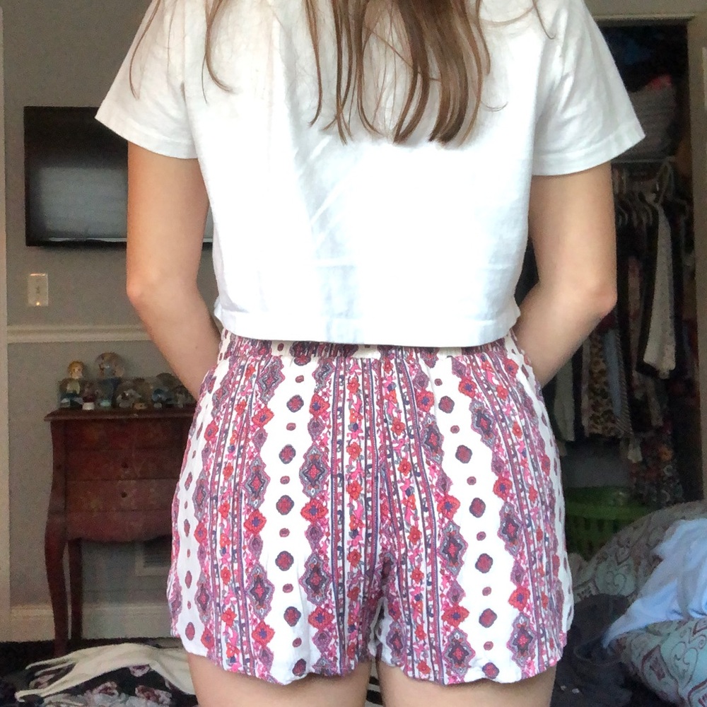 Patterned Flowy Shorts - Picture 3 of 10